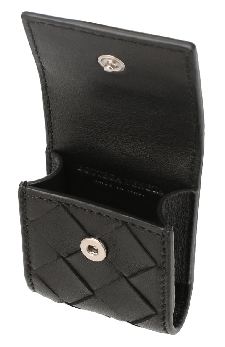 Кожаный чехол для airpods BOTTEGA VENETA черного цвета, арт. 592690/V00BI | Фото 3 (Статус проверки: Проверена категория; Женское Кросс-КТ: Кожа AirPods; Региональные ограничения белый список (Axapta Mercury): Не проставлено; Нос: Не проставлено)