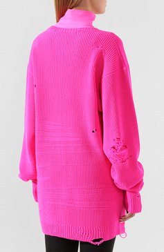 Женский шерстяной свитер VETEMENTS розового цвета, арт. SS20KN342 1204/W/FLU0 PINK | Фото 4 (Женское Кросс-КТ: Свитер-одежда; Материал внешний: Шерсть; Рукава: Длинные; Стили: Гранж, Кэжуэл; Длина (для топов): Удлиненные; Материал сплава: Проставлено; Драгоценные камни: Проставлено; Статус проверки: Проверена категория)