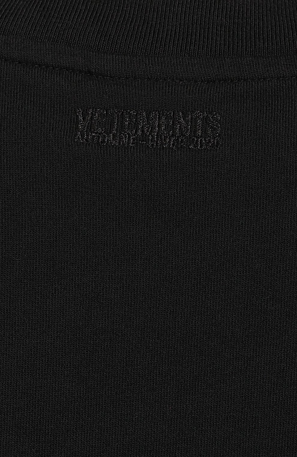 Хлопковая футболка VETEMENTS черного цвета по цене 29350 руб., арт. UAH20TR658/W, фото 5 Хлопковая футболка VETEMENTS, арт. UAH20TR658/W, фото 5