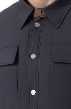 Мужская куртка KITON темно-синего цвета, арт. UW2074V0833F08 | Фото 5 (Материал внешний: Синтетический материал; Длина (верхняя одежда): Короткие; Материал подклада: Хлопок; Рукава: Длинные; Кросс-КТ: Легкие; Мужское Кросс-КТ: Куртка-рубашка; Стили: Кэжуэл)