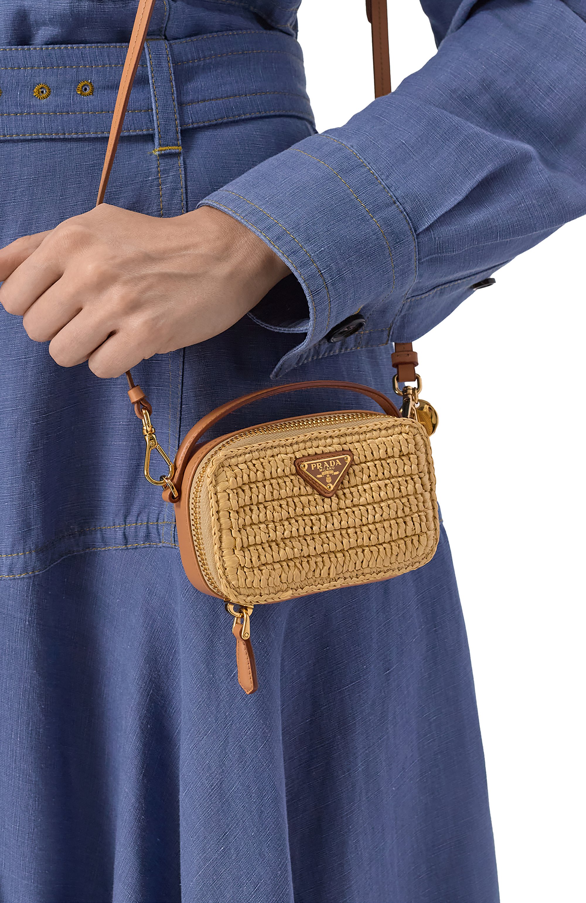 Сумка PRADA бежевого цвета по цене 149500 руб., арт. 1NR025/2CYC, фото 2 Сумка PRADA, арт. 1NR025/2CYC, фото 2