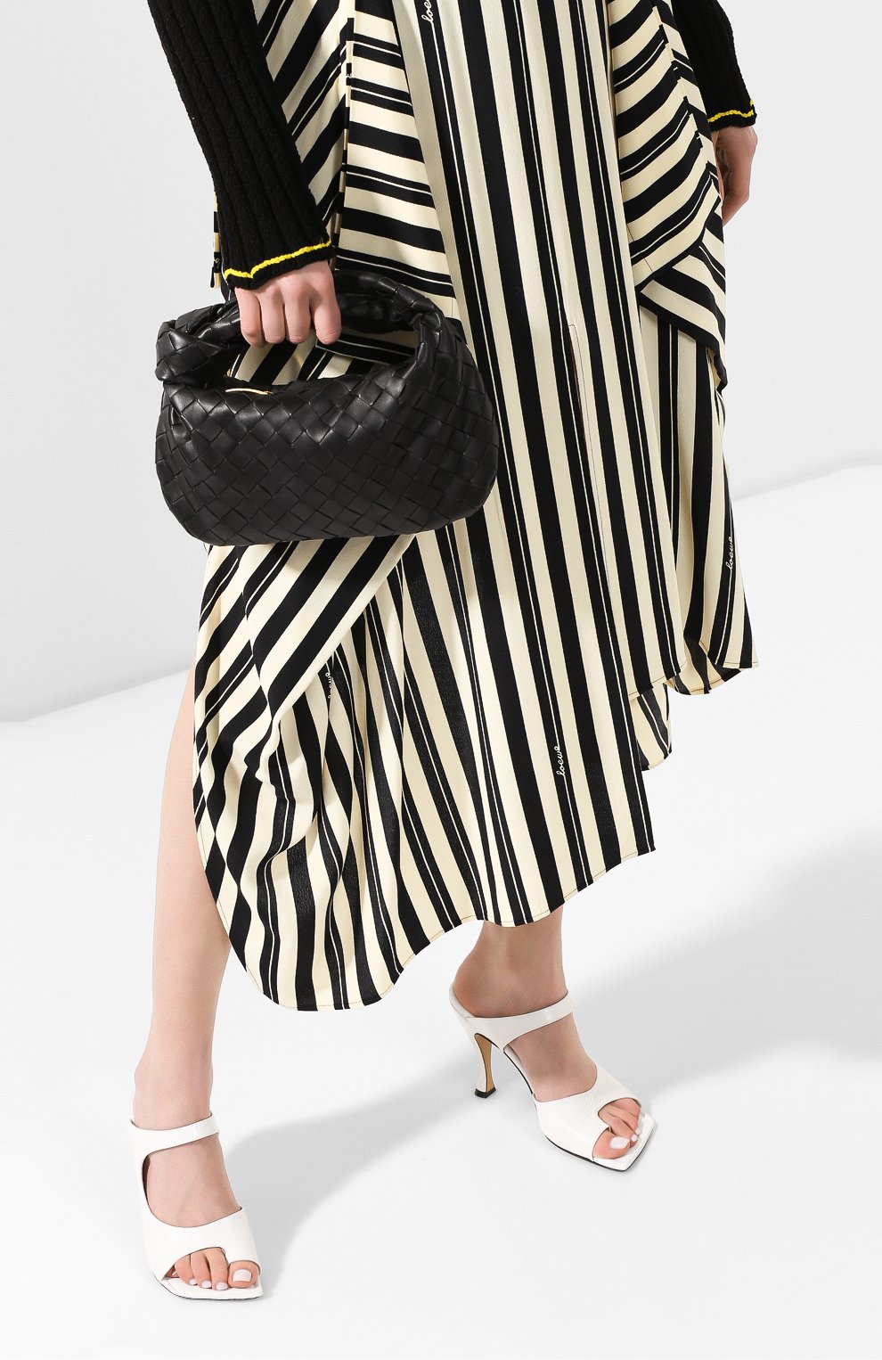 Сумка jodie mini BOTTEGA VENETA черного цвета по цене 328000 руб., арт. 609409/VCPP5, фото 2 Сумка jodie mini BOTTEGA VENETA, арт. 609409/VCPP5, фото 2