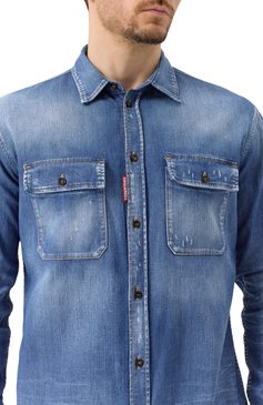 Мужская джинсовая рубашка DSQUARED2 синего цвета, арт. S74DM0904/S30341 | Фото 5 (Драгоценные камни: Проставлено; Длина (для топов): Стандартные; Рукава: Длинные; Материал сплава: Проставлено; Случай: Повседневный; Манжеты: На пуговицах; Кросс-КТ: Деним; Воротник: Кент; Стили: Кэжуэл; Принт: Однотонные; Материал внешний: Деним, Хлопок)