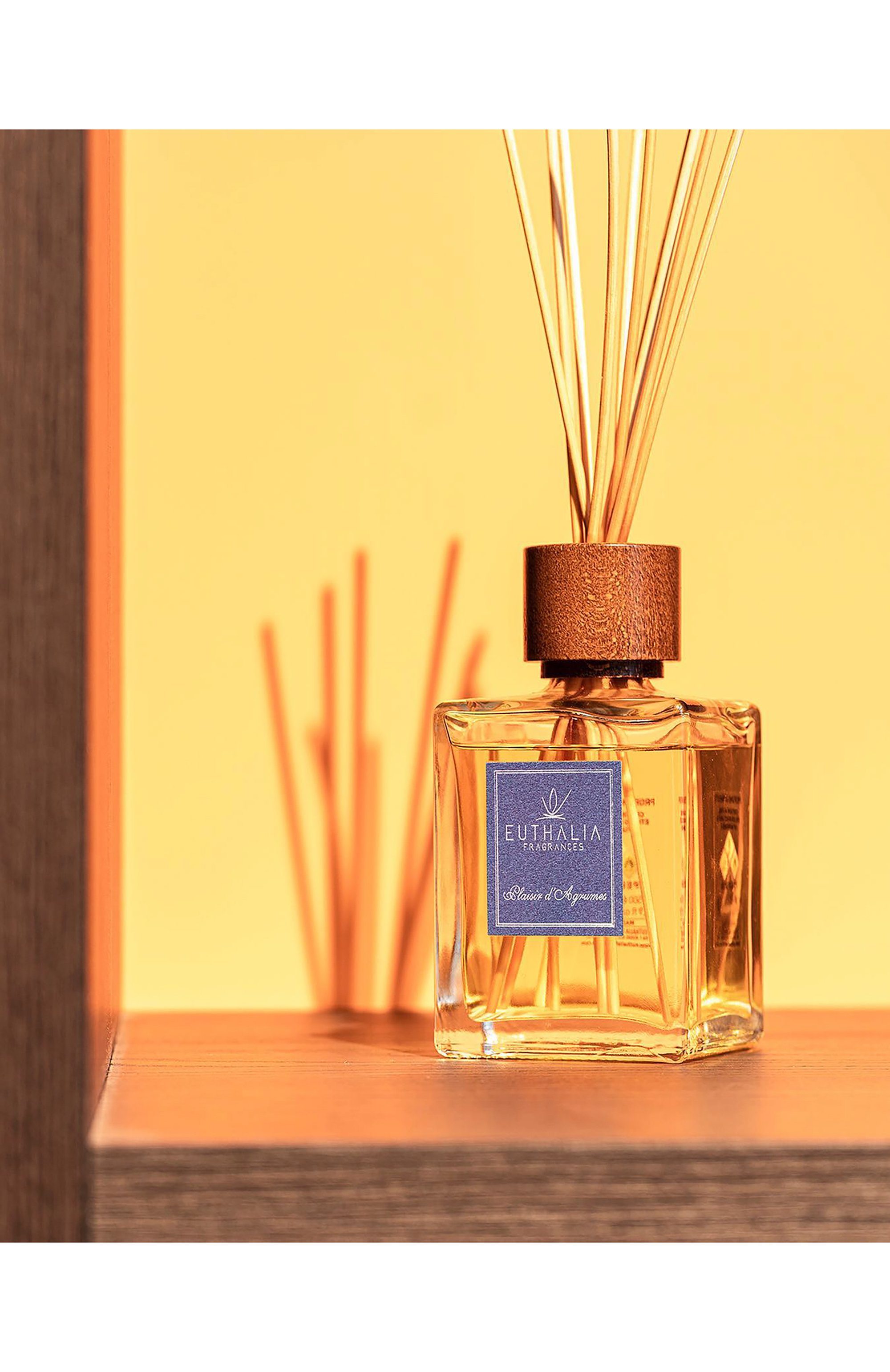 Диффузор plasir d`agrumes (250ml) EUTHALIA FRAGRANCES бесцветного цвета по цене 18450 руб., арт. 4603336950597, фото 3 Диффузор plasir d`agrumes (250ml) EUTHALIA FRAGRANCES, арт. 4603336950597, фото 3