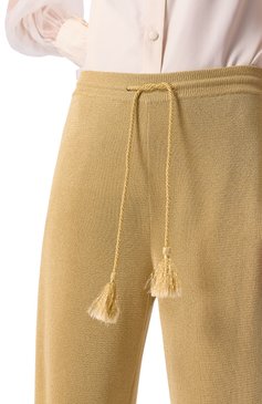 Женские джоггеры из вискозы VALENTINO золотого цвета, арт. 6B3KF02D95G | Фото 5 (Драгоценные камни: Проставлено; Длина (брюки, джинсы): Стандартные; Материал сплава: Проставлено; Материал внешний: Вискоза; Женское Кросс-КТ: Брюки-одежда, Джоггеры - брюки; Кросс-КТ: Трикотаж, костюм; Стили: Гламурный)