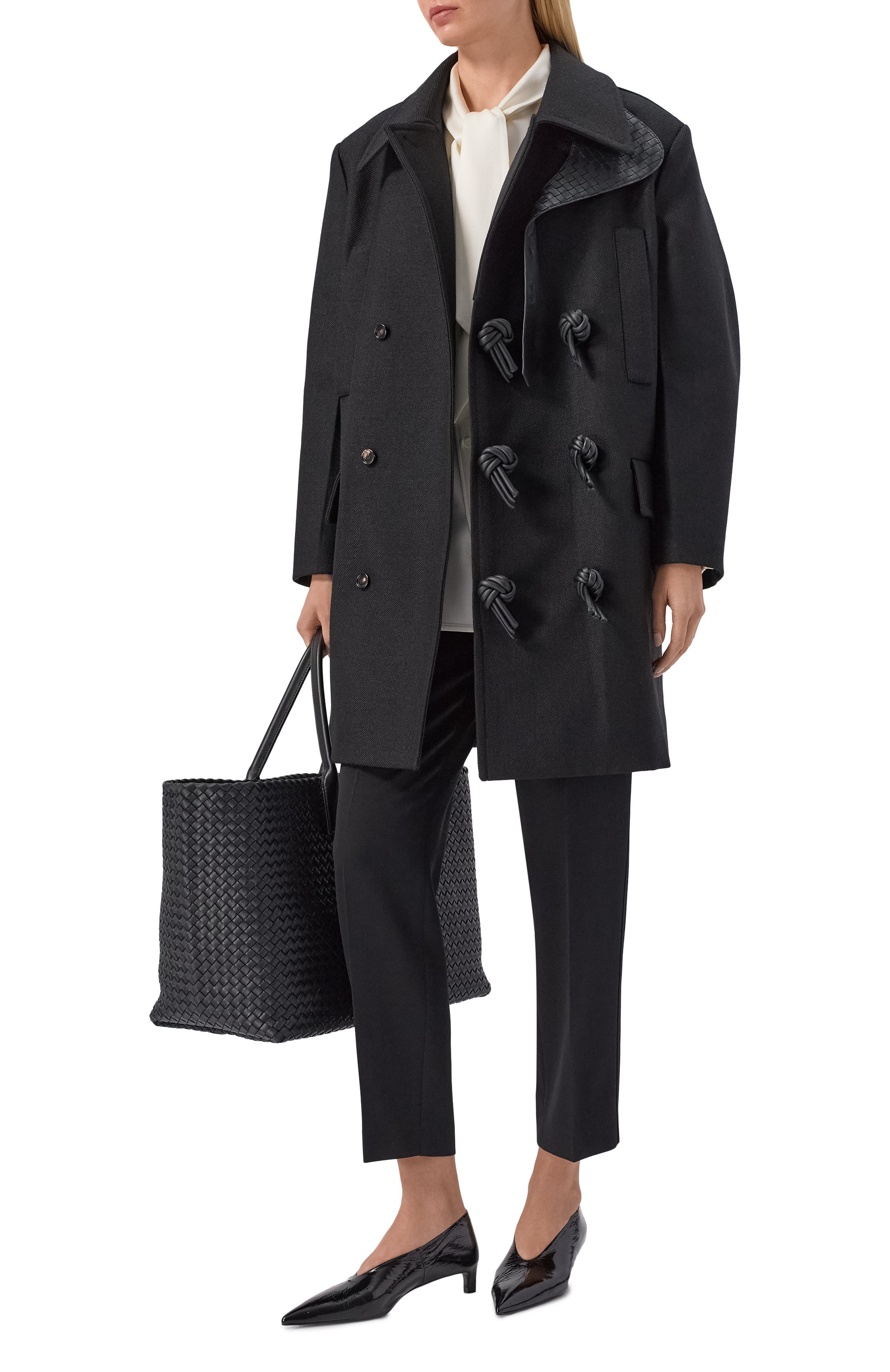 Пальто BOTTEGA VENETA черного цвета по цене 693500 руб., арт. 873076/V6DM0, фото 2 Пальто BOTTEGA VENETA, арт. 873076/V6DM0, фото 2