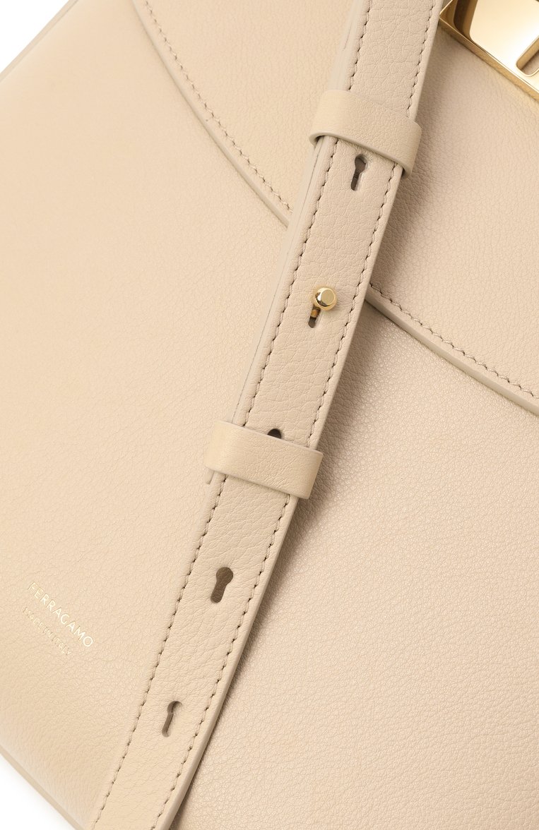 Женская сумка hug messenger FERRAGAMO светло-бежевого цвета, арт. 219912/780663 | Фото 3 (Ремень/цепочка: На ремешке; Материал: Натуральная кожа; Размер: small)