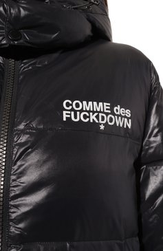 Женский пуховик COMME DES FUCKDOWN темно-синего цвета, арт. CFABM01300 | Фото 5 (Материал подклада: Синтетический материал; Длина (верхняя одежда): Короткие; Рукава: Длинные; Материал сплава: Проставлено; Драгоценные камни: Проставлено; Стили: Кэжуэл; Кросс-КТ: Пуховик; Материал внешний: Синтетический материал)