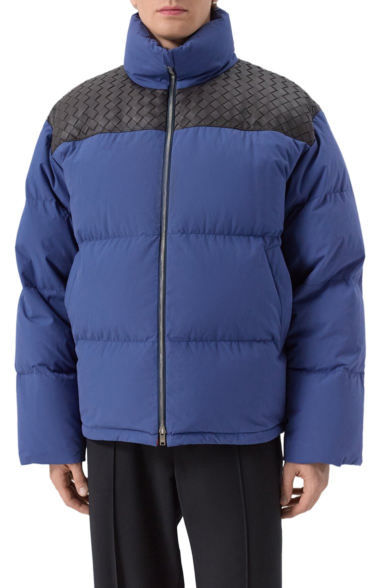 М�ужская пуховик BOTTEGA VENETA голубого цвета, арт. 815198/V1LE0 | Фото 3 (Рукава: Длинные; Длина (верхняя одежда): Короткие; Материал подклада: Хлопок; Материал внешний: Хлопок; Кросс-КТ: Пуховик; Стили: Кэжуэл; Мужское Кросс-КТ: пуховик-короткий)