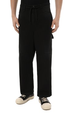 Мужские хлопковые брюки BALENCIAGA черного цвета, арт. 746491/TKP27 | Фото 3 (Длина (брюки, джинсы): Укороченные; Материал внешний: Хлопок; Драгоценные камни: Проставлено; Материал сплава: Проставлено; Случай: Повседневный; Стили: Кэжуэл)