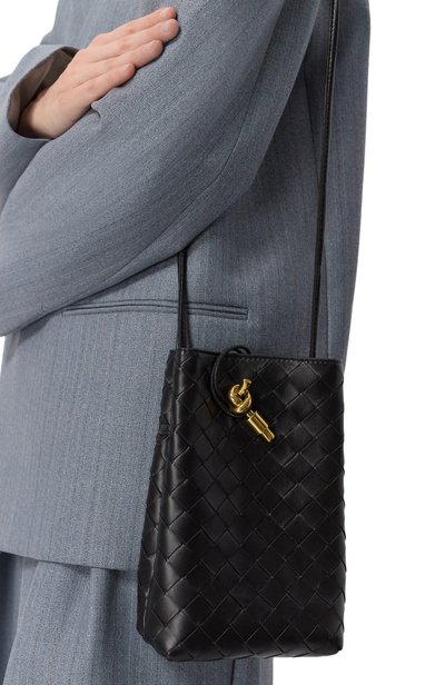 Сумка andiamo BOTTEGA VENETA черного цвета по цене 209500 руб., арт. 843890/VCPP0_001, фото 2 Сумка andiamo BOTTEGA VENETA, арт. 843890/VCPP0_001, фото 2