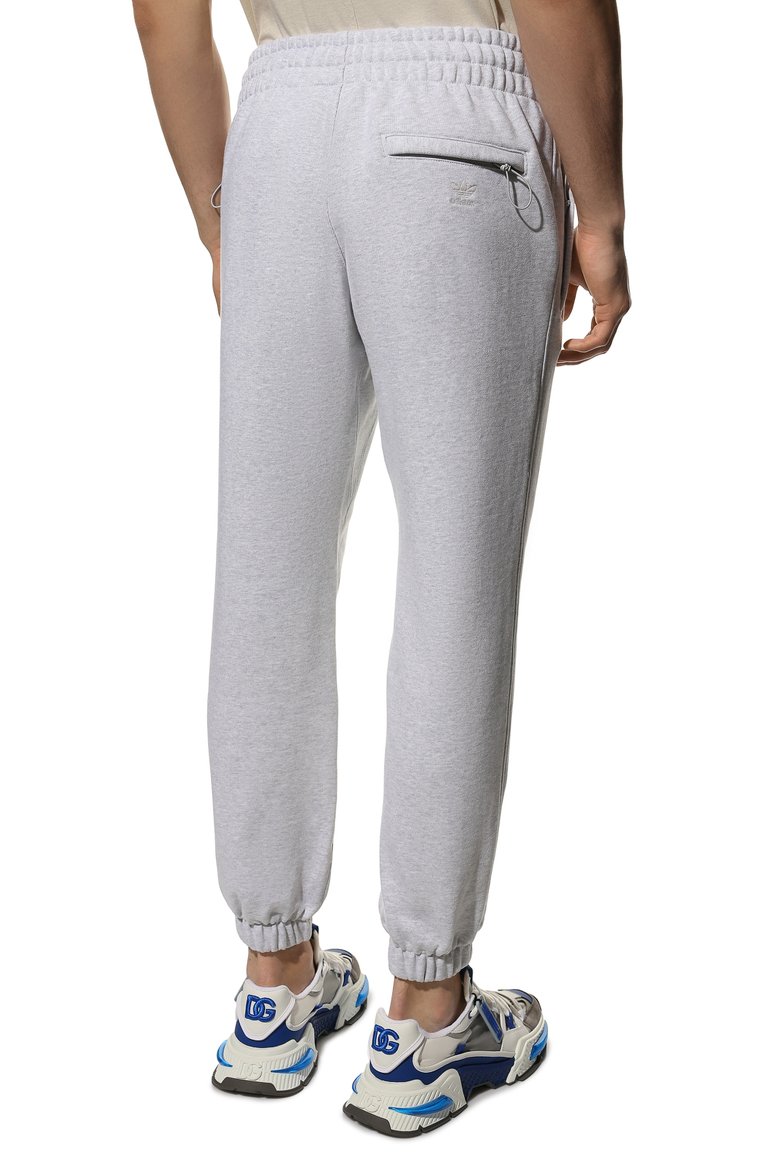 Мужские хлопковые джоггеры adidas originals x pharrell williams ADIDAS ORIGINALS светло-серого цвета, арт. HG2687 | Фото 4 (Материал внешний: Хлопок; Длина (брюки, джинсы): Стандартные; Силуэт М (брюки): Джоггеры; Стили: Спорт-шик; Нос: Не проставлено; Региональные ограничения белый список (Axapta Mercury): Не проставлено)