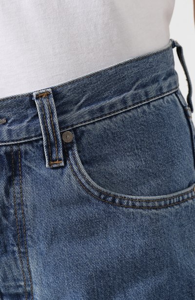 Джинсы HELMUT LANG голубого цвета по цене 33100 руб., арт. I09DW210, фото 5 Джинсы HELMUT LANG, арт. I09DW210, фото 5
