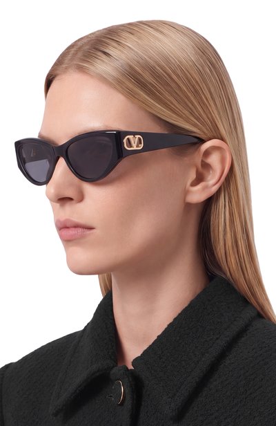 Солнцезащитные очки VALENTINO черного цвета по цене 46300 руб., арт. VG0014S-001 54, фото 2 Солнцезащитные очки VALENTINO, арт. VG0014S-001 54, фото 2