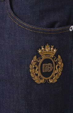 Мужские джинсы DOLCE & GABBANA темно-синего цвета, арт. GY07CZ/G8ME9 | Фото 6 (Драгоценные камни: Проставлено; Материал сплава: Проставлено; Длина (брюки, джинсы): Стандартные; Силуэт М (брюки): Прямые; Материал внешний: Деним, Хлопок; Кросс-КТ: Деним; Стили: Повседневный; Детали: Нашивки)