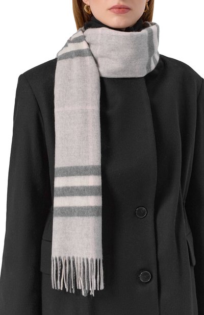 Кашемировый шарф BURBERRY светло-серого цвета по цене 75450 руб., арт. 8112637, фото 3 Кашемировый шарф BURBERRY, арт. 8112637, фото 3