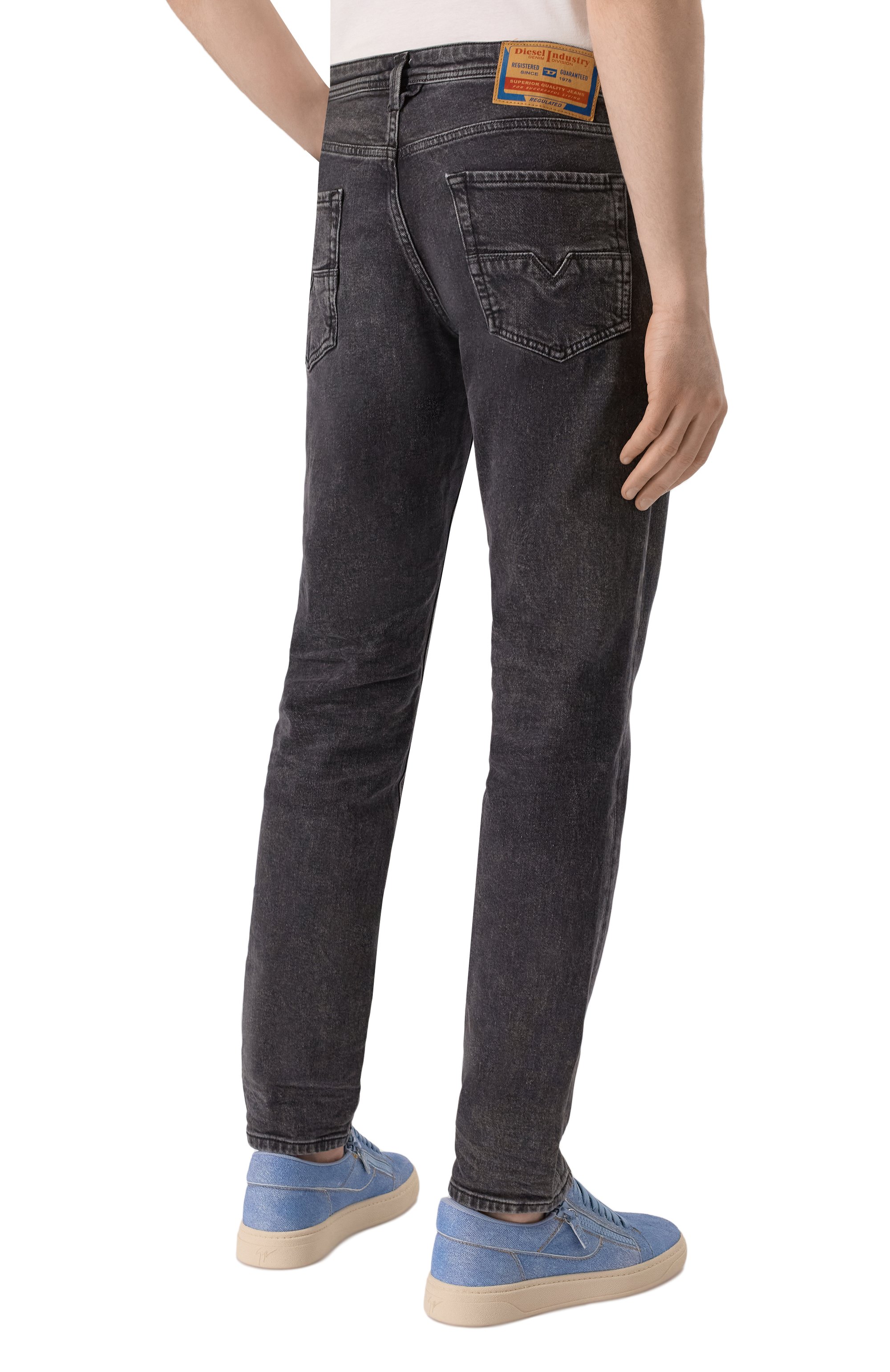 Джинсы 1986 lerkee-beex DIESEL темно-серого цвета по цене 18100 руб., арт. 00SU1X/0CLBG, фото 4 Джинсы 1986 lerkee-beex DIESEL, арт. 00SU1X/0CLBG, фото 4