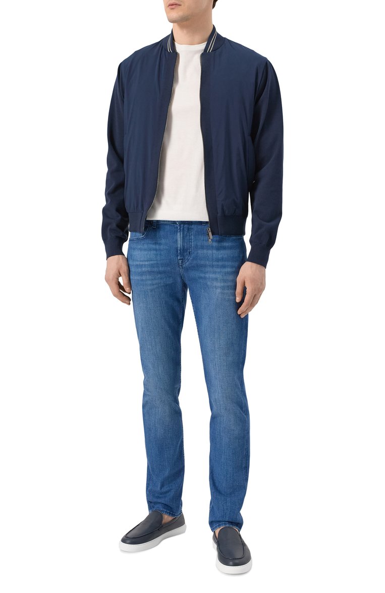 Мужские джи�нсы slimmy 7 FOR ALL MANKIND синего цвета, арт. 7T511R51 | Фото 2 (Длина (брюки, джинсы): Стандартные; Материал внешний: Хлопок, Деним; Стили: Кэжуэл, Повседневный; Детали: Делаве; Кросс-КТ: Деним; Силуэт М (брюки): Прямые; Автоматизация ТО: Проставлено; Автоматизация состава: Проставлено)