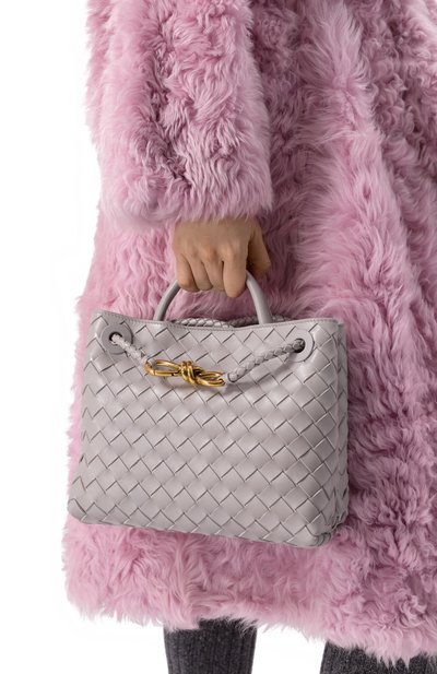 Сумка andiamo small BOTTEGA VENETA серого цвета по цене 512000 руб., арт. 766014 VCPP1, фото 2 Сумка andiamo small BOTTEGA VENETA, арт. 766014 VCPP1, фото 2
