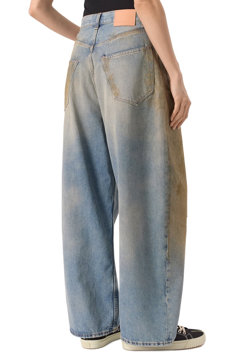 Женские джинсы ACNE STUDIOS голубого цвета, арт. ACNE STUDI0S 2023F FN PENICILLIN/A00487 | Фото 4 (Автоматизация состава: Проставлено; Материал внешний: Хлопок, Деним; Длина (брюки, джинсы): Стандартные; Автоматизация ТО: Проставлено; Детали: Делаве, Потертости; Кросс-КТ: Деним; Силуэт Ж (брюки и джинсы): Широкие; Стили: Гранж)