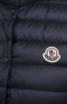 Женский пуховый жилет MONCLER темно-синего цвета, арт. G1-093-1A102-00-53048 | Фото 5 (Длина (верхняя одежда): Короткие; Стили: Спорт-шик; Материал подклада: Синтетический материал; Материал внешний: Синтетический материал; Материал утеплителя: Пух и перо; Региональные ограничения белый список (Axapta Mercury): RU; Кросс-КТ: Пуховик; Драгоценные камни: Проставлено; Материал сплава: Проставлено)