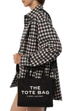 Женская сумка the tote bag small MARC JACOBS (THE) черного цвета, арт. M0016493 | Фото 2 (Материал: Текстиль; Сумки-технические: Сумки-шопперы; Ремень/цепочка: На ремешке; Материал сплава: Проставлено; Драгоценные камни: Проставлено; Размер: small)