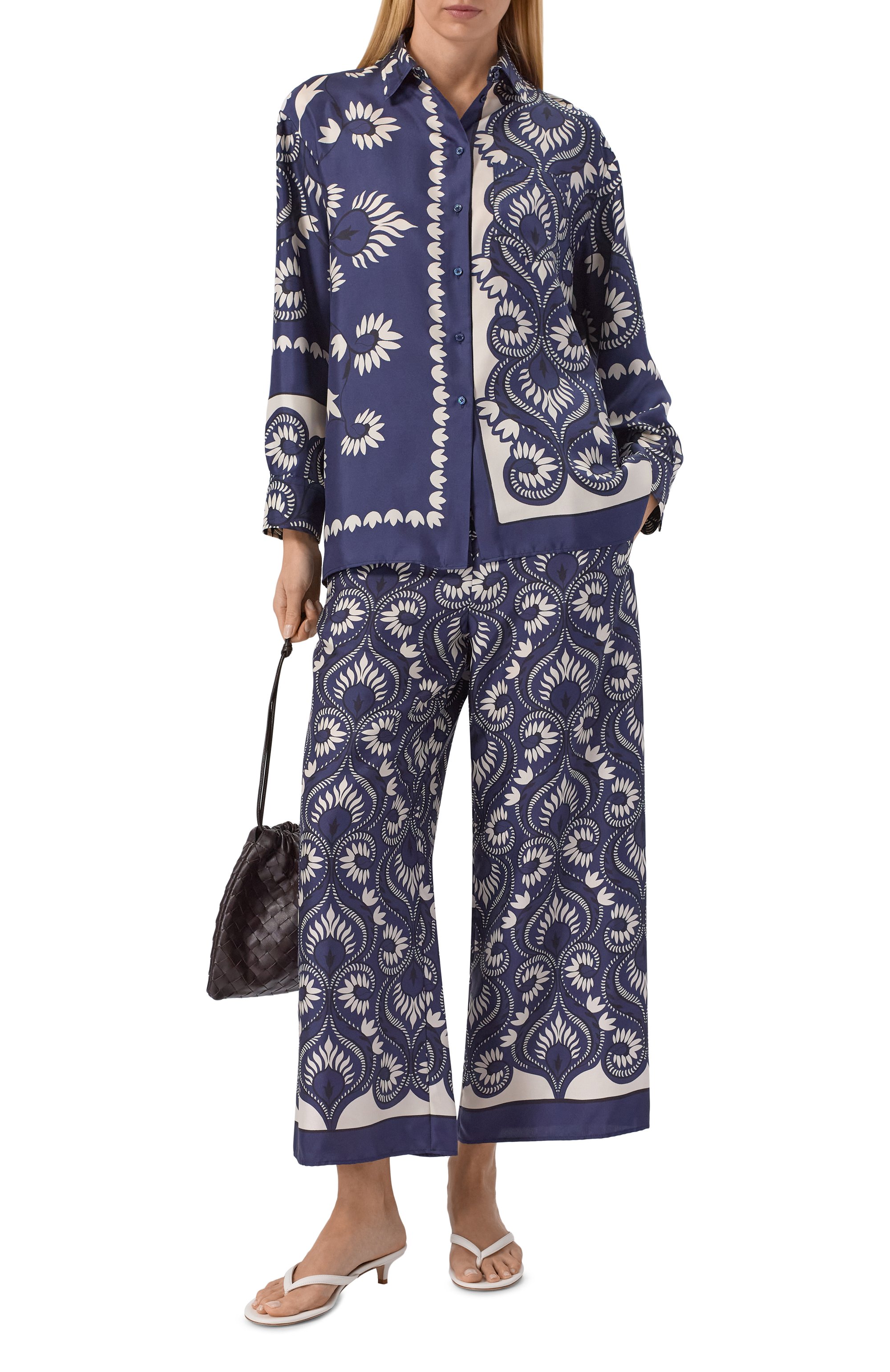 Шелковая рубашка WEEKEND MAX MARA синего цвета по цене 43450 руб., арт. WKDLASTRA, фото 2 Шелковая рубашка WEEKEND MAX MARA, арт. WKDLASTRA, фото 2