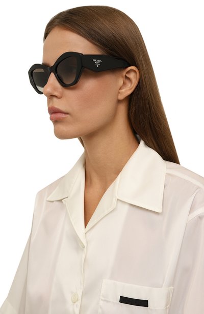 Солнцезащитные очки PRADA черного цвета по цене 37000 руб., арт. SPR07Y-E1AB-F00A7-053, фото 2 Солнцезащитные очки PRADA, арт. SPR07Y-E1AB-F00A7-053, фото 2