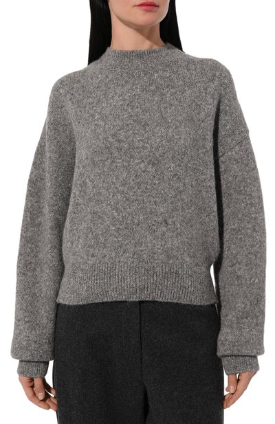 Свитер JACQUEMUS серого цвета по цене 63400 руб., арт. 24E241KN353/2329, фото 3 Свитер JACQUEMUS, арт. 24E241KN353/2329, фото 3