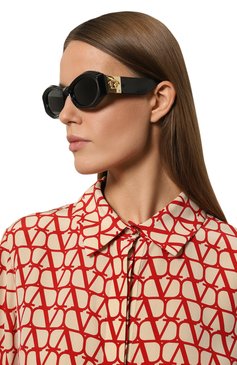Женские солнцезащитные очки VERSACE черного цвета, арт. 4466U-GB1/87 | Фото 2 (Региональные ограничения белый список (Axapta Mercury): Не проставлено; Нос: Не проставлено; Тип очков: С/з; Материал: Пластик; Оптика Гендер: оптика-женское; Очки форма: Овальные)