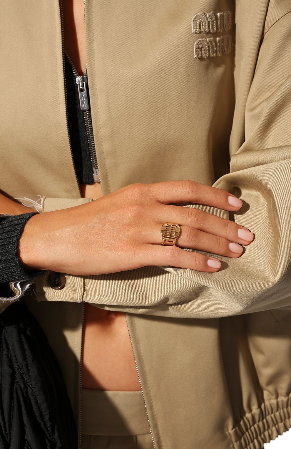 Кольцо MIU MIU золотого цвета по цене 42000 руб., арт. 5JA106-2DTU-F0056, фото 2 Кольцо MIU MIU, арт. 5JA106-2DTU-F0056, фото 2