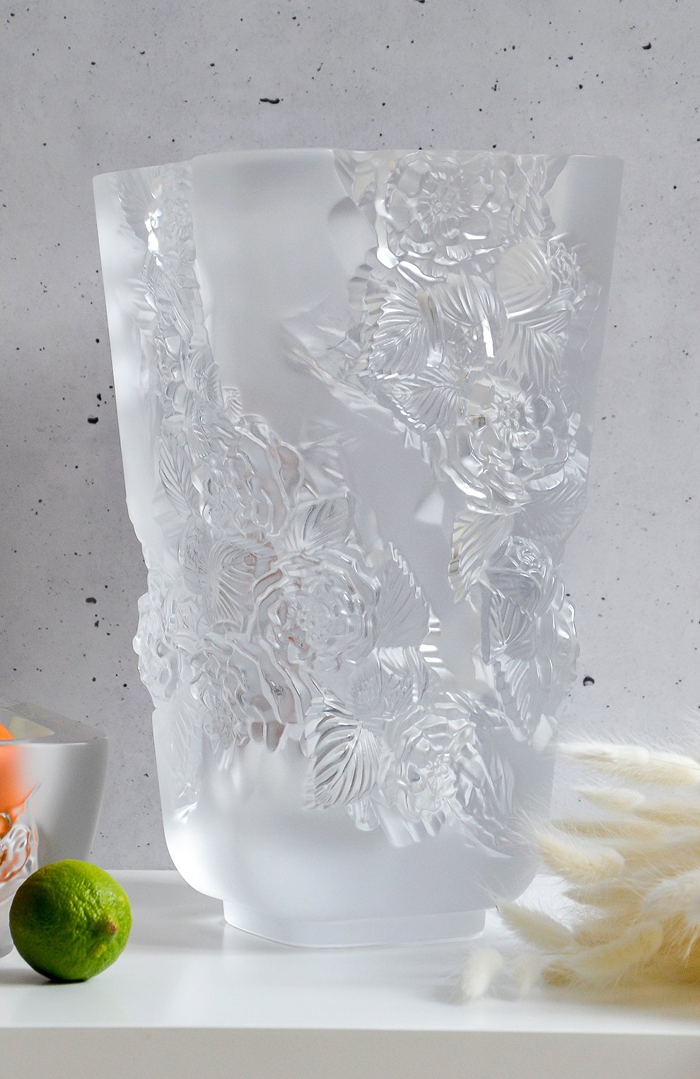 Ваза pivoines big LALIQUE прозрачного цвета по цене 899500 руб., арт. 10708400, фото 2 Ваза pivoines big LALIQUE, арт. 10708400, фото 2