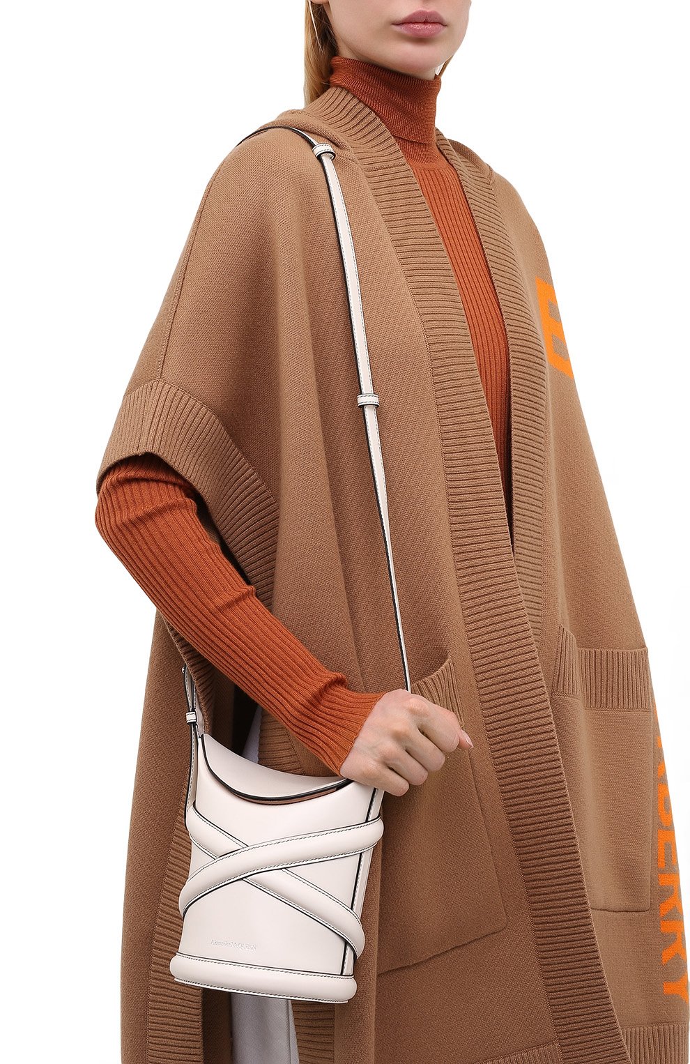 Сумка curve small ALEXANDER MCQUEEN белого цвета по цене 180000 руб., арт. 656467/1YB45, фото 2 Сумка curve small ALEXANDER MCQUEEN, арт. 656467/1YB45, фото 2