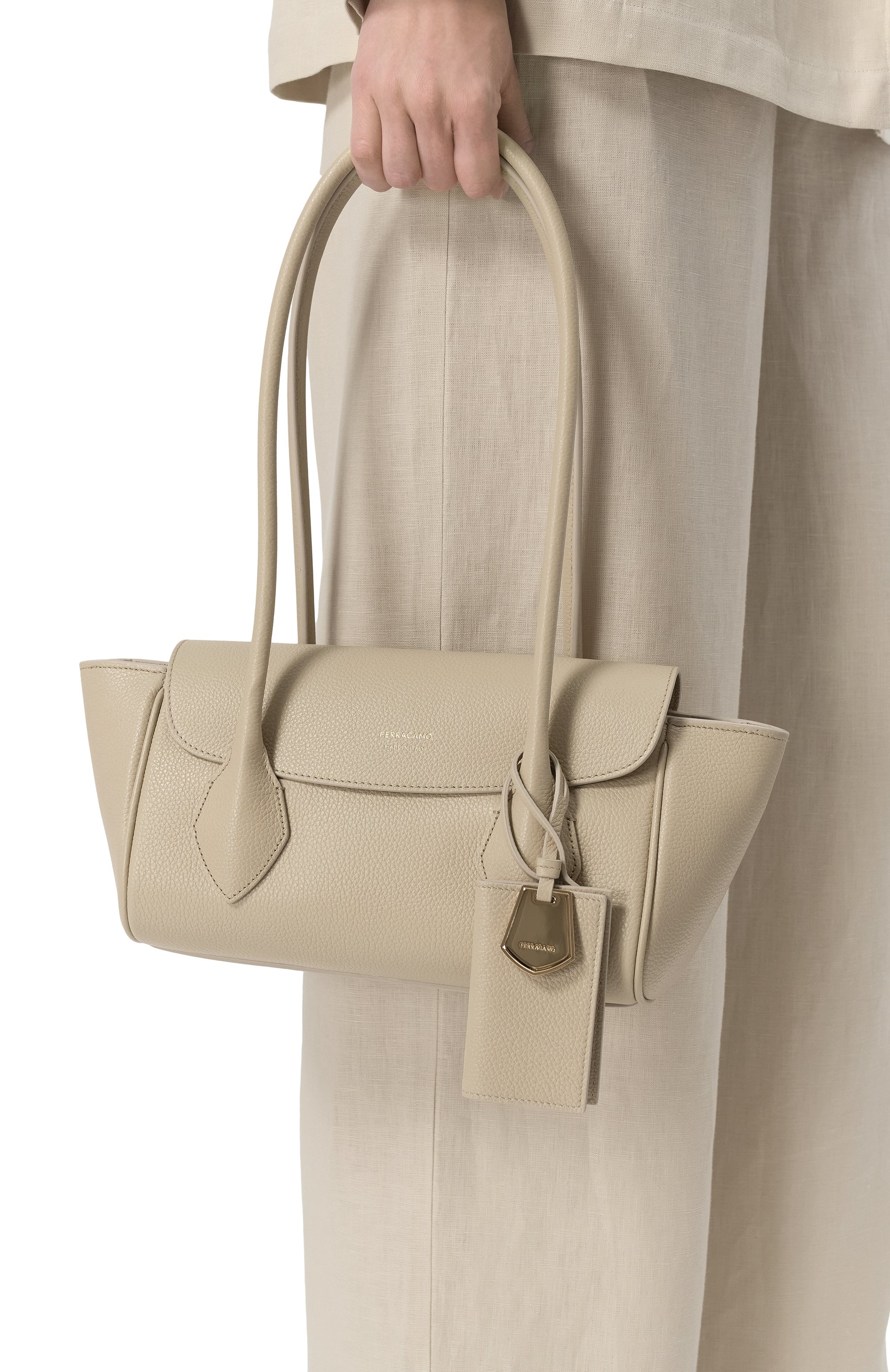 Сумка east-west small FERRAGAMO светло-бежевого цвета по цене 216500 руб., арт. 218953/779115, фото 2 Сумка east-west small FERRAGAMO, арт. 218953/779115, фото 2