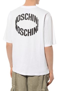 Мужская хлопковая футболка MOSCHINO белого цвета, арт. A0726/2041 | Фото 4 (Рукава: Короткие; Длина (для топов): Стандартные; Принт: С принтом; Материал сплава: Проставлено; Материал внешний: Хлопок; Драгоценные камни: Проставлено; Стили: Кэжуэл)