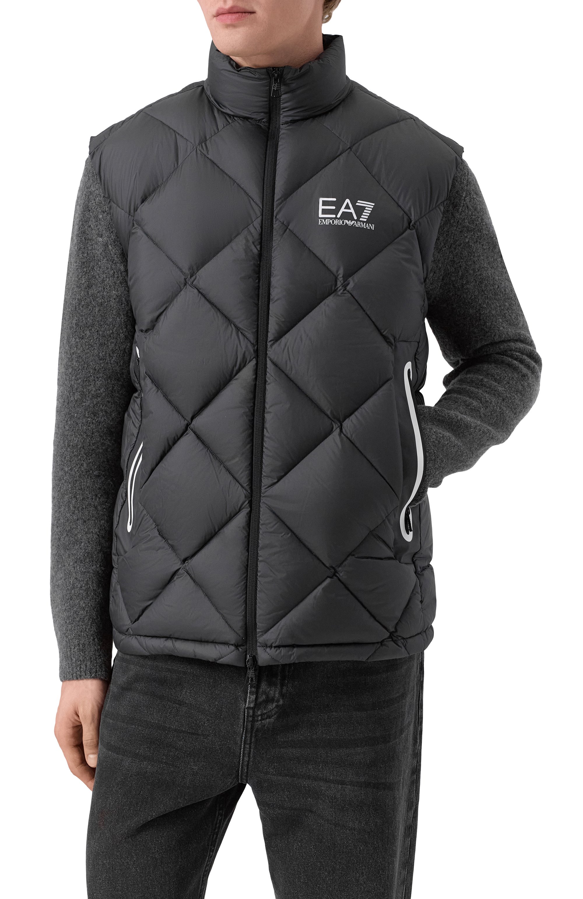 Пуховый жилет EA7 черного цвета по цене 39200 руб., арт. 7M001002/AF15923, фото 3 Пуховый жилет EA7, арт. 7M001002/AF15923, фото 3