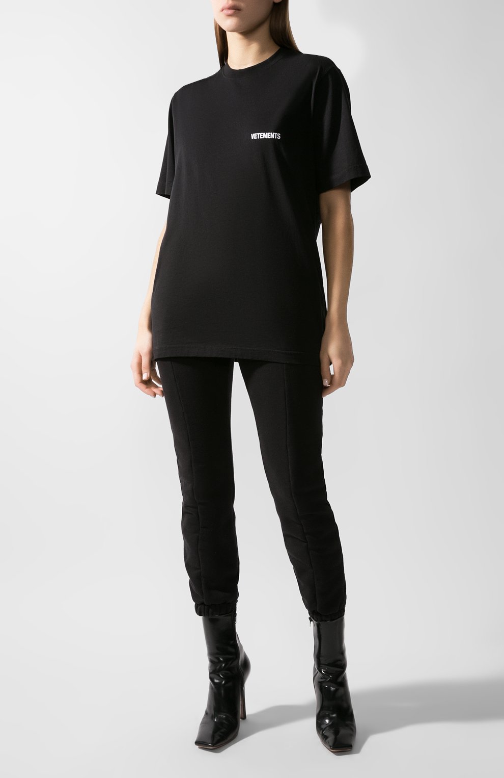 Хлопковая футболка VETEMENTS черного цвета по цене 31100 руб., арт. UAH21TR501 1600/W, фото 2 Хлопковая футболка VETEMENTS, арт. UAH21TR501 1600/W, фото 2