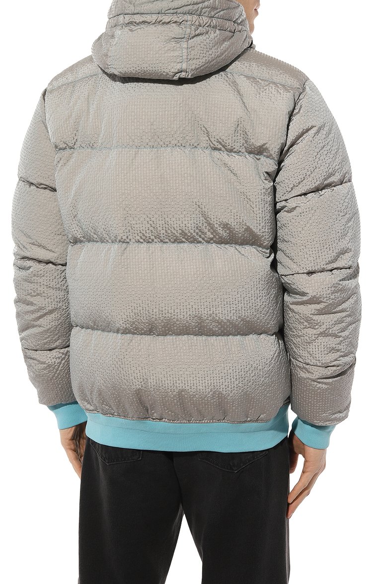 Мужской пуховый бомбер STONE ISLAND бежевого цвета, арт. 731542634 | Фото 4 (Материал внешний: Синтетический материал; Длина (верхняя одежда): Короткие; Рукава: Длинные; Материал утеплителя: Пух и перо; Материал подклада: Синтетический материал; Мужское Кросс-КТ: пуховик-короткий; Принт: Без принта; Стили: Кэжуэл; Кросс-КТ: бомбер, Утепленные; Детали: Декор; Автоматизация ТО: Проставлено; Автоматизация состава: Проставлено)