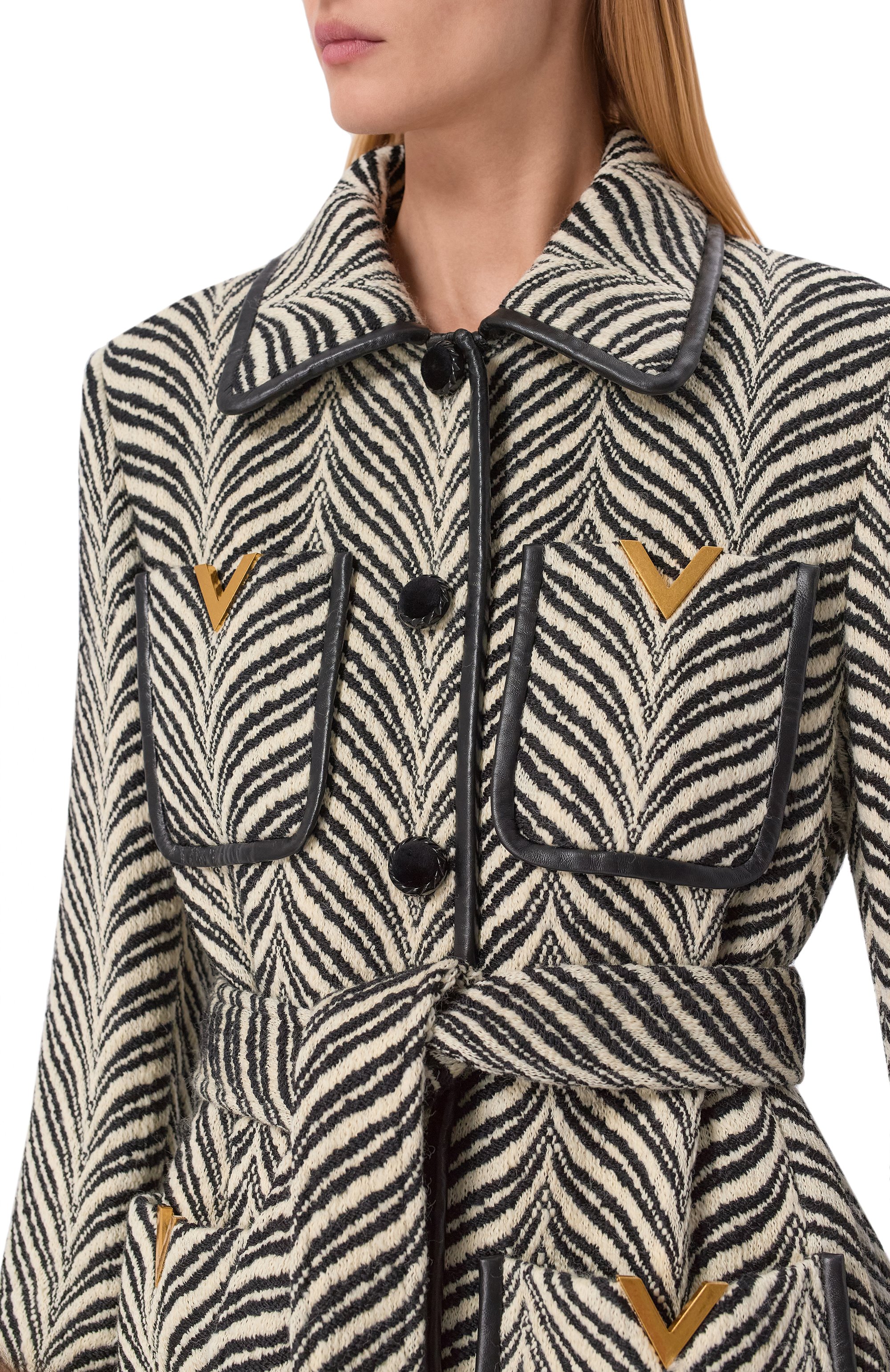 Шерстяное пальто с отделкой из овчины VALENTINO черно-белого цвета по цене 1130000 руб., арт. 8B3CA6F9/9RF, фото 5 Шерстяное пальто с отделкой из овчины VALENTINO, арт. 8B3CA6F9/9RF, фото 5