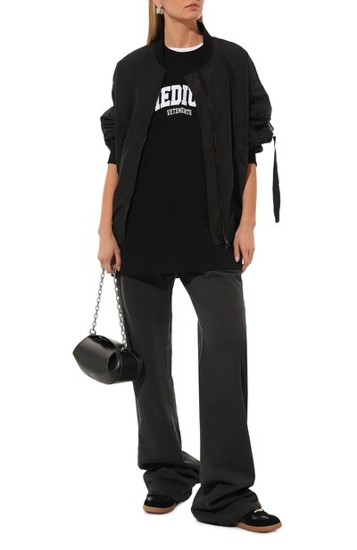 Хлопковая футболка VETEMENTS черного цвета по цене 69300 руб., арт. UE63TR820B, фото 2 Хлопковая футболка VETEMENTS, арт. UE63TR820B, фото 2