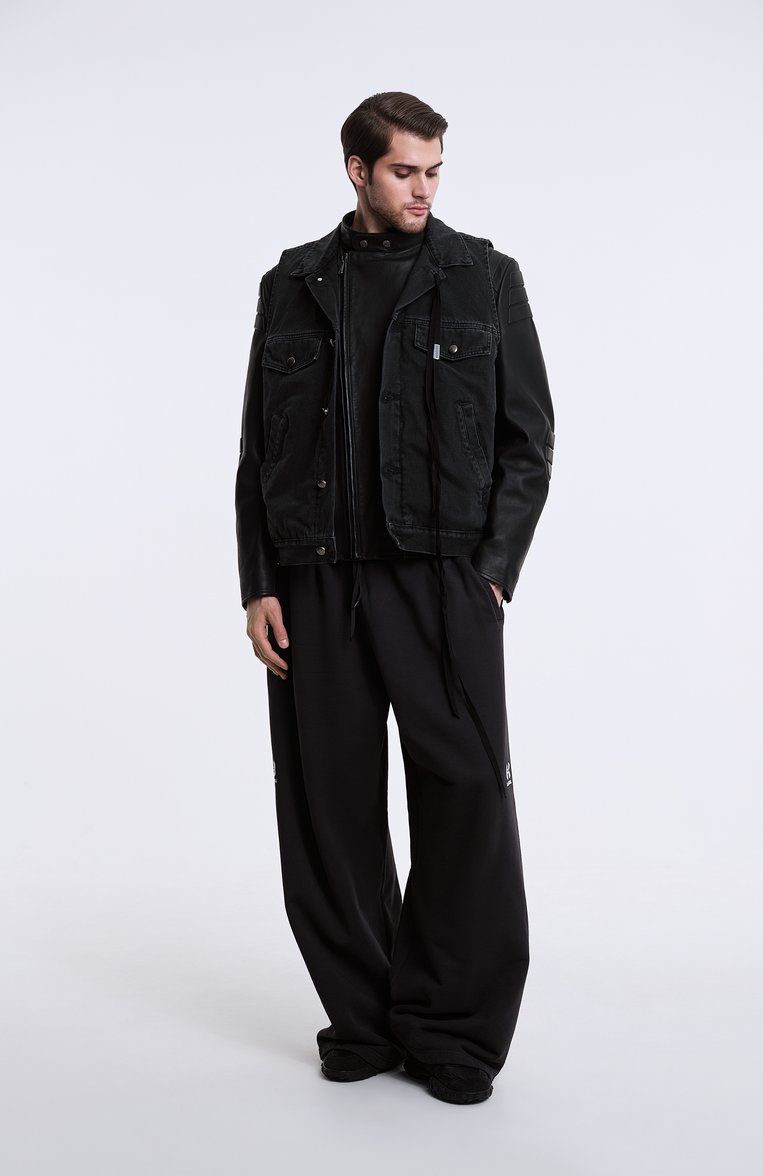 Мужской джинсовый жилет ANN DEMEULEMEESTER черного цвета, арт. B0010293/FA039 | Фото 8 (Длина (верхняя одежда): Короткие; Драгоценные камни: Проставлено; Материал сплава: Проставлено; Кросс-КТ: Деним; Материал внешний: Деним, Хлопок; Стили: Гранж)