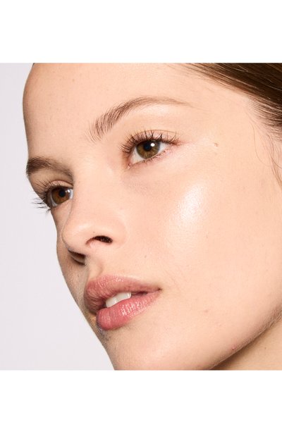 Хайлайтер для лица glowplay bouncy highlighter, оттенок sky kissed (7,5g) MAC цвета по цене 4250 руб., арт. SBAE-02, фото 4 Хайлайтер для лица glowplay bouncy highlighter, оттенок sky kissed (7,5g) MAC, арт. SBAE-02, фото 4