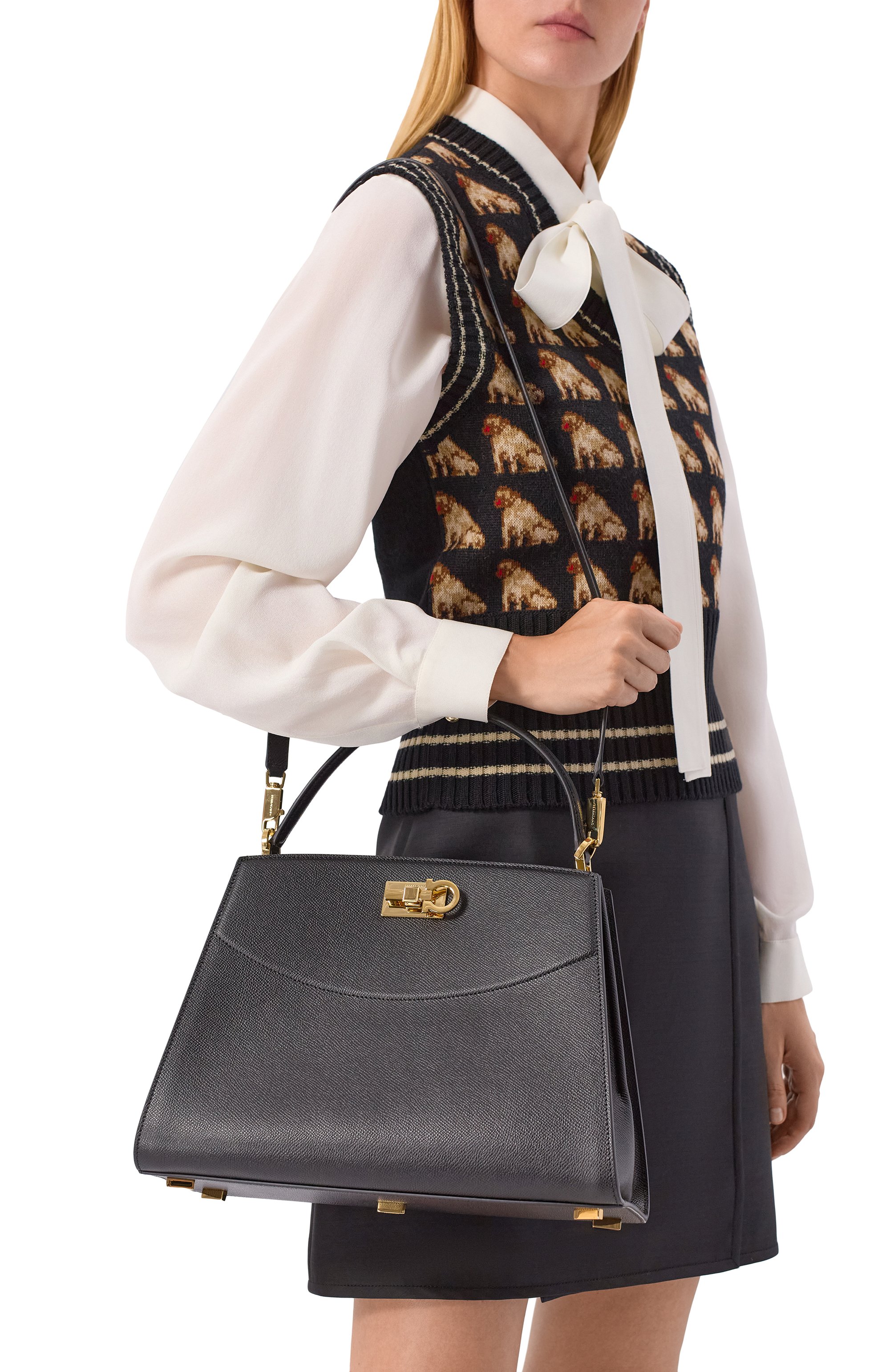 Сумка studio small FERRAGAMO черного цвета по цене 341000 руб., арт. 21A169/786, фото 2 Сумка studio small FERRAGAMO, арт. 21A169/786, фото 2