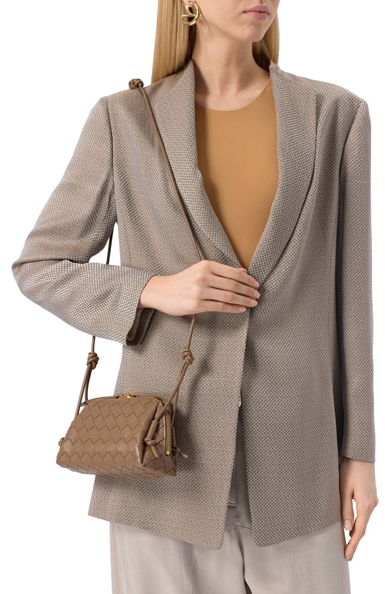 Женская сумка concert pouch BOTTEGA VENETA светло-коричневого цвета, арт. 794258/VCPP1 | Фото 2 (Ремень/цепочка: На ремешке; Материал: Натуральная кожа; Размер: mini; Автоматизация состава: Проставлено; Автоматизация ТО: Проставлено)