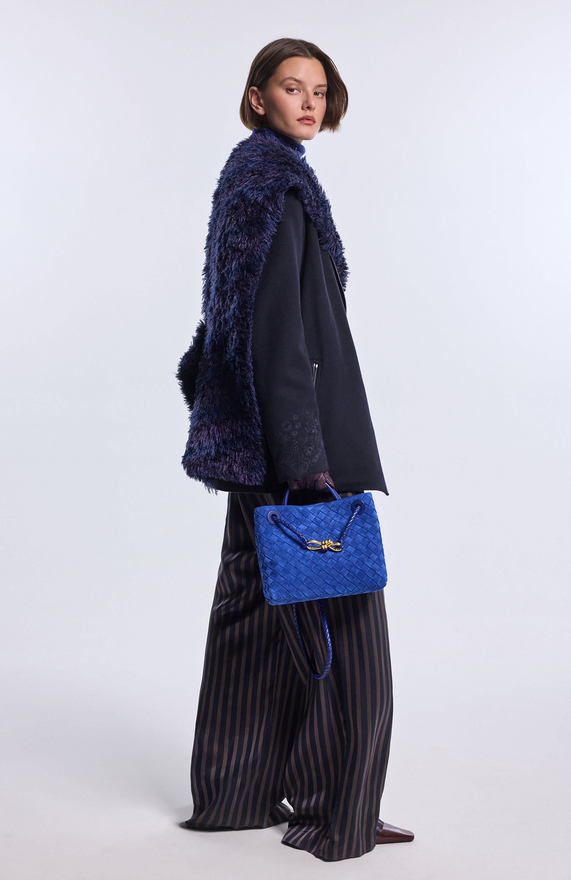 Брюки DRIES VAN NOTEN темно-синего цвета по цене 69500 руб., арт. 130909/3276, фото 6 Брюки DRIES VAN NOTEN, арт. 130909/3276, фото 6