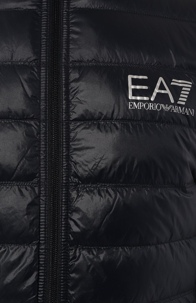 Мужская пуховая куртка EA 7 темно-синего цвета, арт. 8NPB01/PN29Z | Фото 5 (Рукава: Длинные; Материал внутренний: Не назначено; Материал внешний: Синтетический материал; Материал сплава: Проставлено; Мужское Кросс-КТ: Куртка-пуховая; Материал подклада: Синтетический материал; Драгоценные камни: Проставлено; Длина (верхняя одежда): Короткие; Материал утеплителя: Пух и перо; Стили: Кэжуэл)