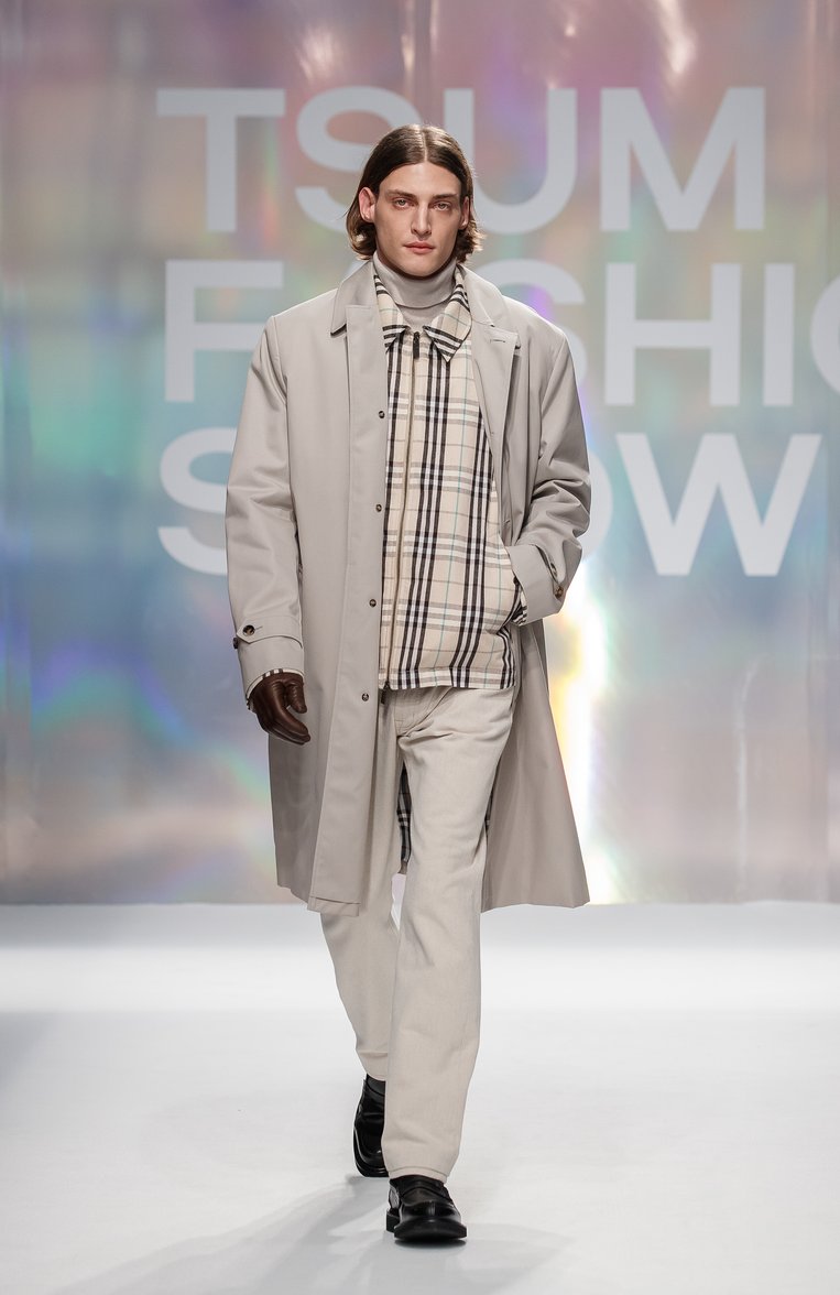 Мужской плащ BURBERRY светло-серого цве�та, арт. 8104735 | Фото 8 (Материал внешний: Хлопок, Синтетический материал; Мужское Кросс-КТ: Плащ-верхняя одежда; Драгоценные камни: Проставлено; Длина (верхняя одежда): До колена; Материал сплава: Проставлено; Материал подклада: Хлопок; Рукава: Длинные; Стили: Кэжуэл)