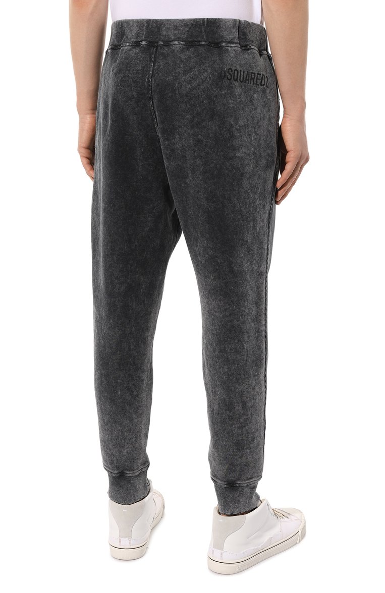 Мужские хлопковые джоггеры DSQUARED2 серого цвета, арт. S71KB0562/S25030 | Фото 4 (Длина (брюки, джинсы): Укороченные; Материал внешний: Хлопок; Стили: Кэжуэл; Силуэт М (брюки): Джоггеры)