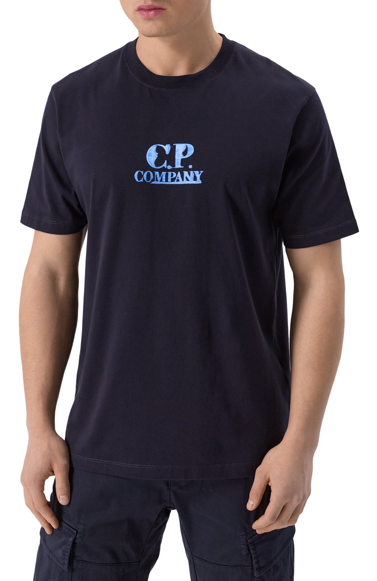 Мужская хлопковая футболка C.P. COMPANY темно-синего цвета, арт. 18CMTS143A006586W | Фото 3 (Материал внешний: Хлопок; Рукава: Короткие; Материал сплава: Проставлено; Драгоценные камни: Проставлено; Длина (для топов): Стандартные; Принт: С принтом; Стили: Кэжуэл; Мужское Кросс-КТ: Футболка-одежда; Кросс-КТ: Джерси)