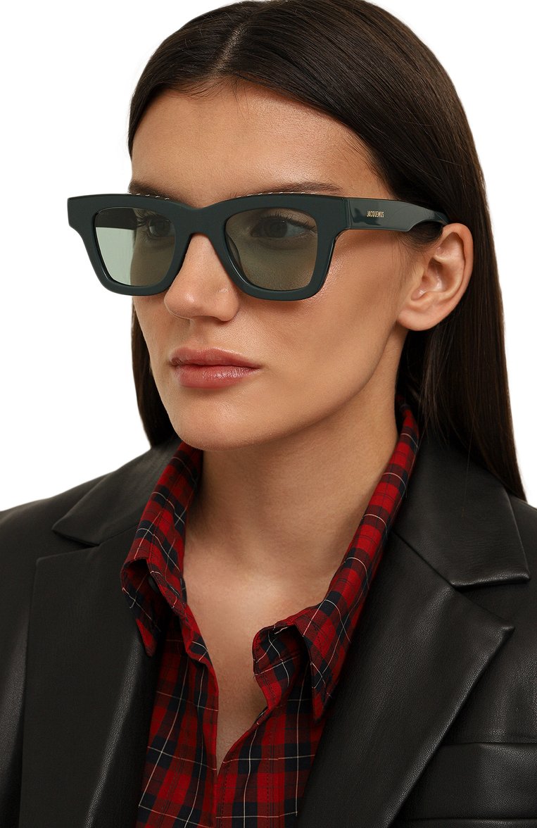 Женские солнцезащитные очки JACQUEMUS зеленого цвета, арт. LES LUNETTES N0CI0 DARK GREEN | Фото 2 (Тип очков: С/з; Материал: Пластик; Региональные ограничения белый список (Axapta Mercury): Не проставлено; Нос: Не проставлено; Очки форма: Квадратные; Оптика Гендер: оптика-женское)